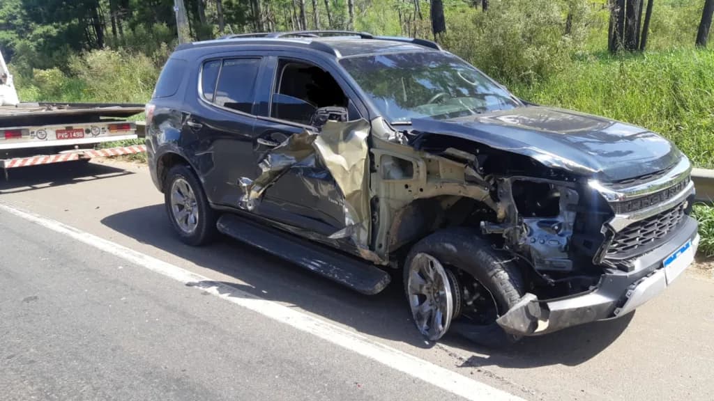 Caminhonete colide contra caminhão bitrem na BR-376 em Ponta Grossa