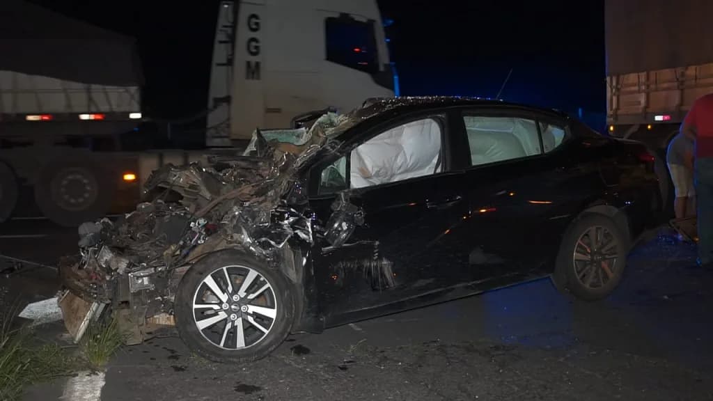 Motorista é salva por airbags após colidir com traseira de caminhão na BR-376 em PG