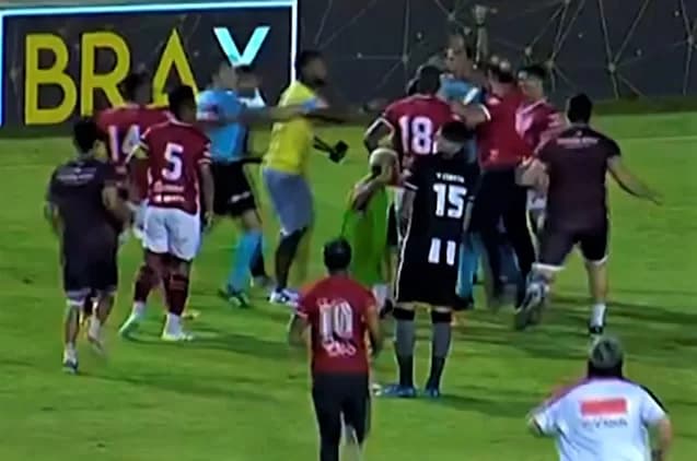 Após ser eliminado pelo Botafogo, presidente do Sergipe agride árbitro e apanha de bandeirinha