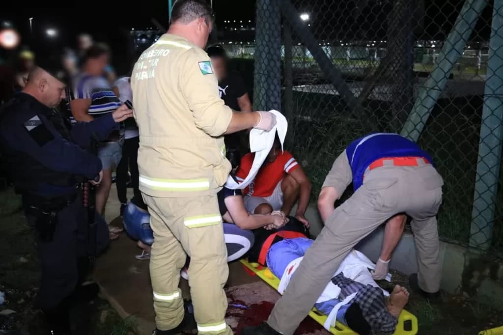 Motorista tenta desviar de buraco, atinge motociclista e deixa jovem ferido em PG