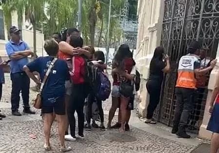 Aluno de 15 anos tenta esfaquear colegas de escola no RJ, mas é contido por funcionários