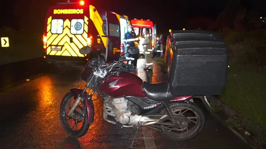 Motociclista fica ferido após atropelar cervo em estrada de PG
