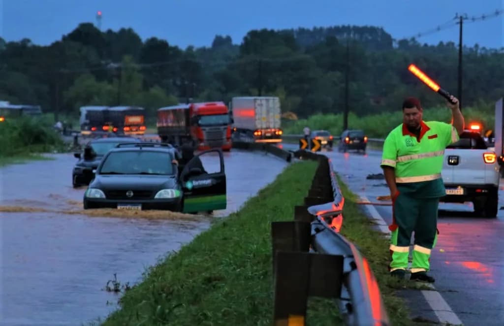 Com chuva, Rio Ronda alaga e deixa veículos presos na água na BR-376 em PG