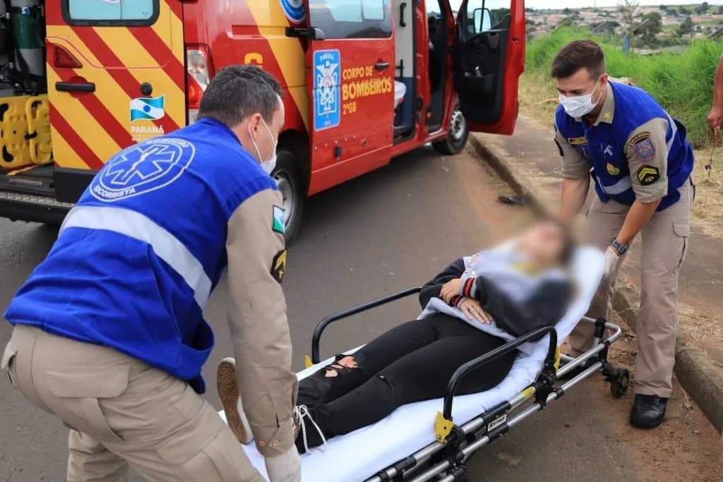 Motorista cruza preferencial e atinge motociclista de 22 anos em bairro de PG