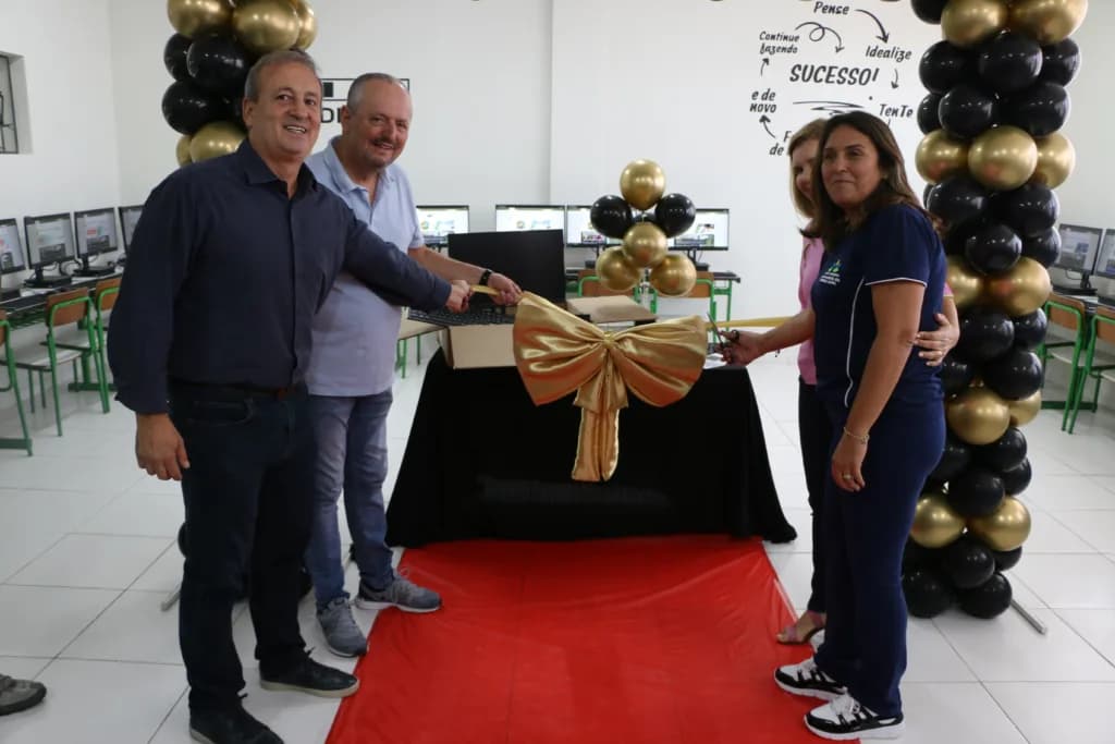 Alunos da Escola Marilda Fonseca Fadel, em Castro, recebem uniformes e computadores