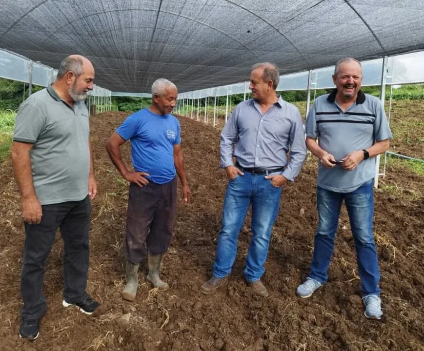 Estufa da comunidade de Três Pinheiros recebe visita de Alvaro Telles e Moacyr Fadel