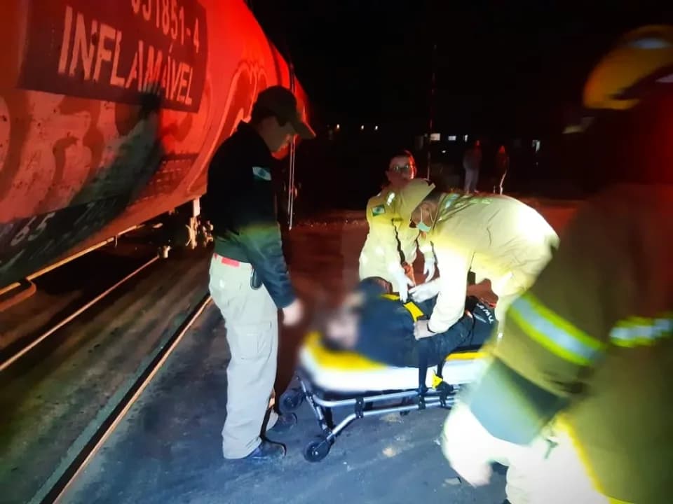 Motociclista tenta cruzar linha férrea antes de trem, é atingido e sai com vida em bairro de PG