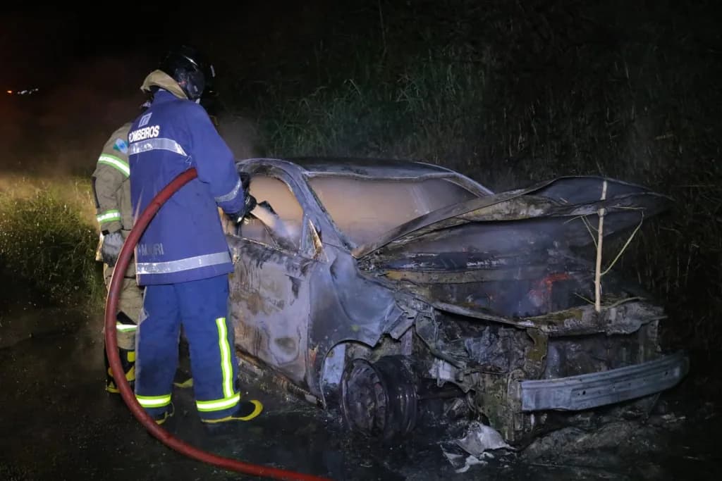 Veículo em chamas é abandonado na BR-376 em PG
