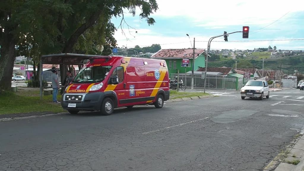 Mulher fica ferida após se jogar de ponto de ônibus para não ser atropelada em PG