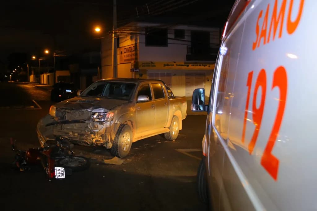 Acidente entre caminhonete e moto deixa dois feridos