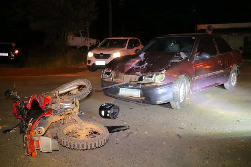 Adolescente fica ferido em acidente com moto e carro em bairro de PG