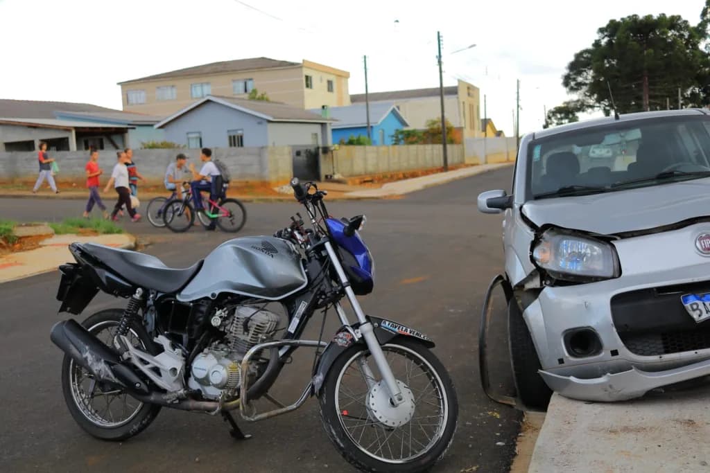 <strong>Carro fura preferencial e bate em moto no Jardim Paraíso</strong>