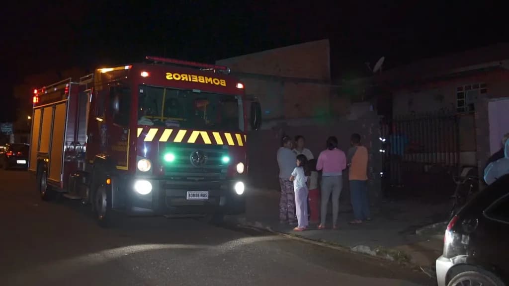 Bandidos invadem casa e ateiam fogo com moradores dentro no Costa Rica