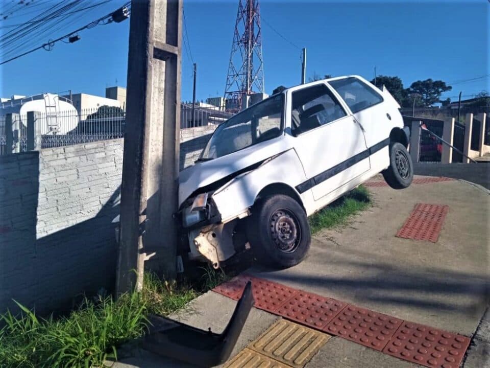 Carro “amanhece” batido contra poste, sem motorista e com chave na ignição em bairro de PG