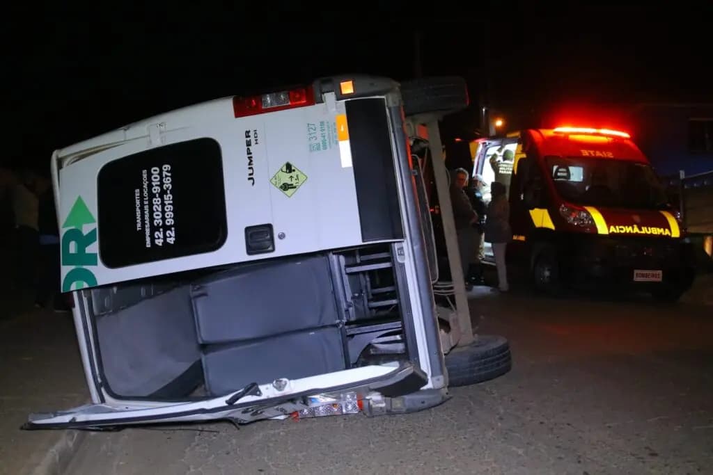 Homem fura preferencial, atinge van e faz veículo capotar com 7 trabalhadores em PG