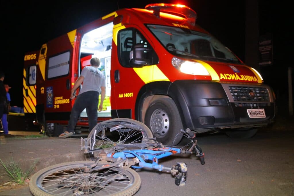 Ciclista fica ferido após ser atingido por veículo em rua com pouca iluminação em PG