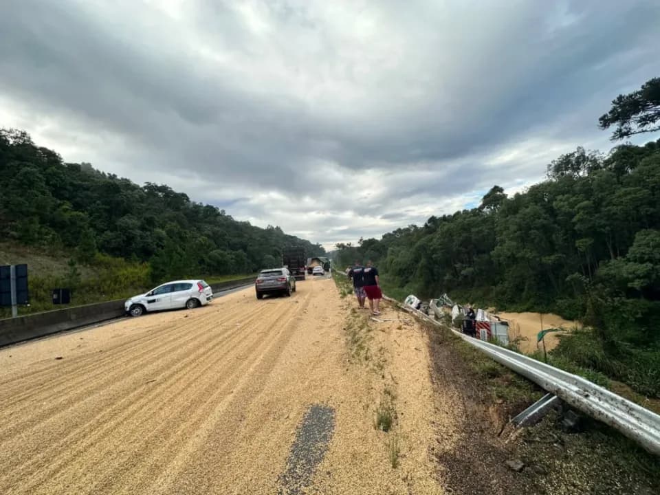 Bitrem cai em ribanceira e mata motorista na BR-376