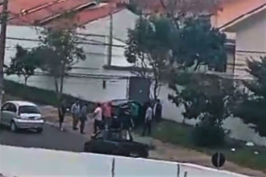 Moradores impedem homem com faca de assaltar motorista em bairro de PG