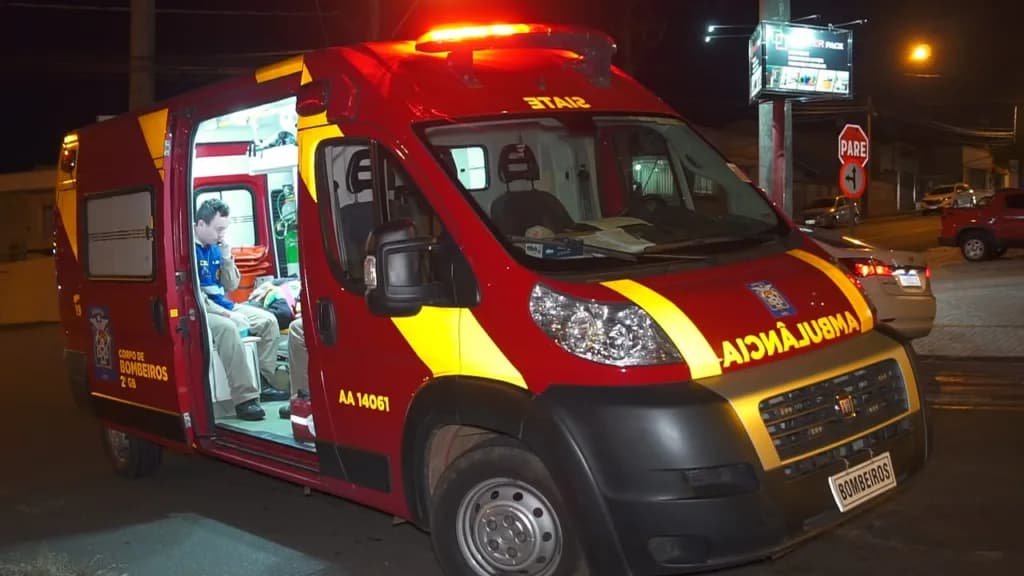 Motociclista embriagado avança preferencial e causa acidente com carro em Ponta Grossa. Jovem de 27 anos sofre escoriações na mão e pé esquerdo e é encaminhado para a UPA Santana.