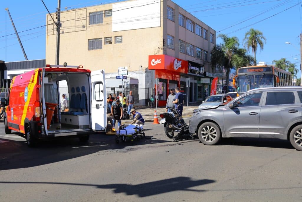 Acidente entre dois carros e uma moto deixa um ferido em Ponta Grossa