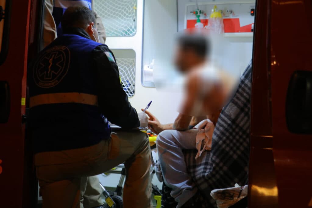 Homem é esfaqueado em bar no centro de PG
