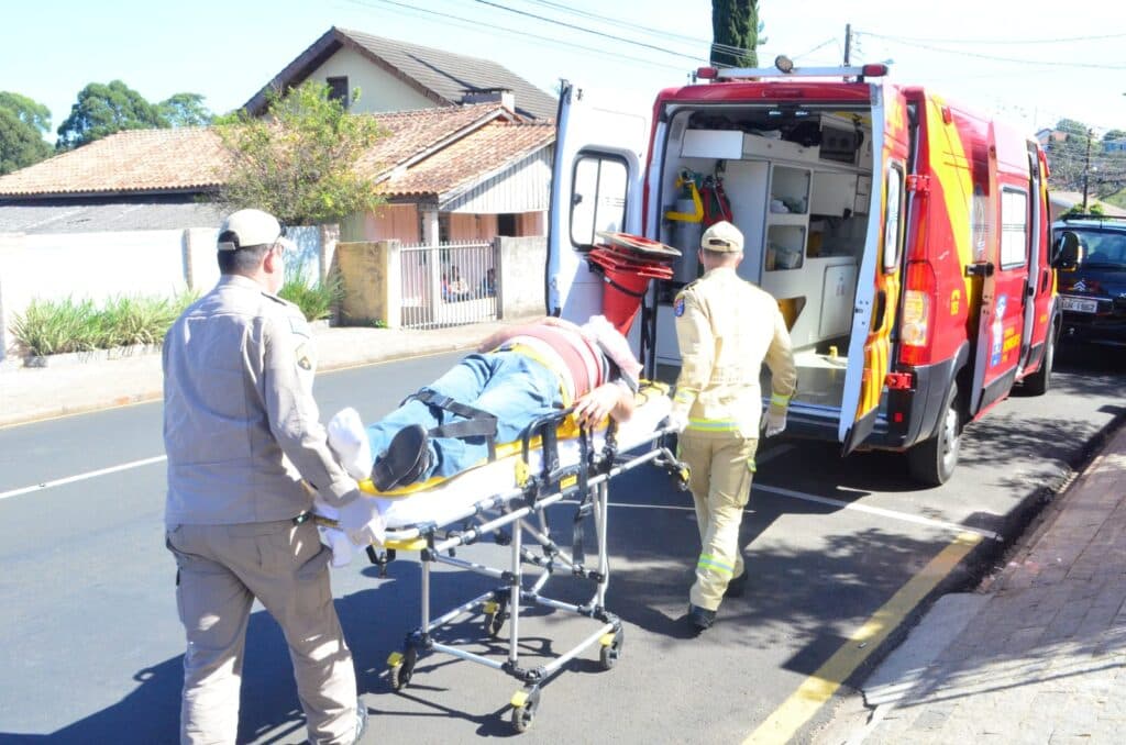 Idoso fica ferido após sofrer queda ao colocar cortina em Ponta Grossa