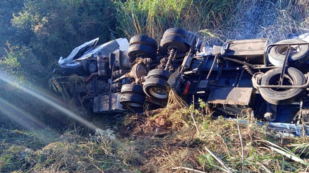 Caminhoneiro sobrevive a tombamento na PR-151
