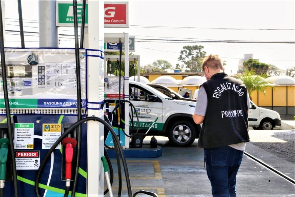 Procon notifica distribuidoras para adequação dos preços dos combustíveis no Paraná