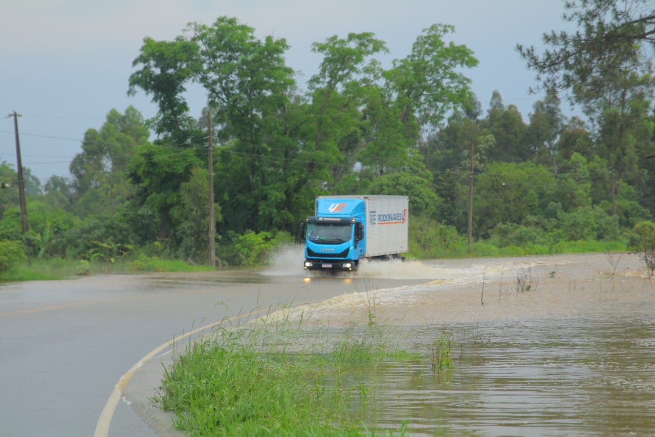 Rio Tibagi transborda e interdita rodovia entre PG e Palmeira