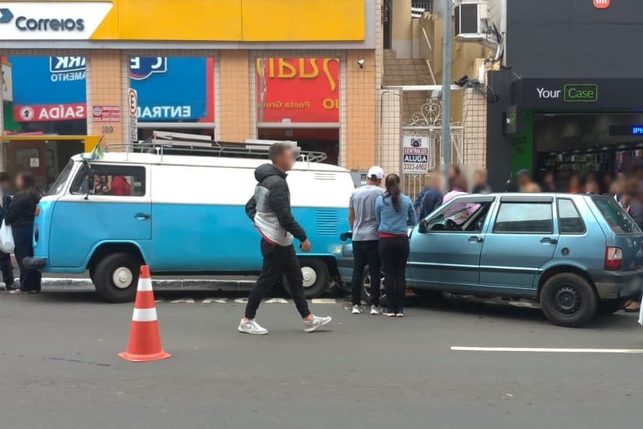 AGORA: Veículo colide com traseira de kombi e deixa dois feridos no centro de PG