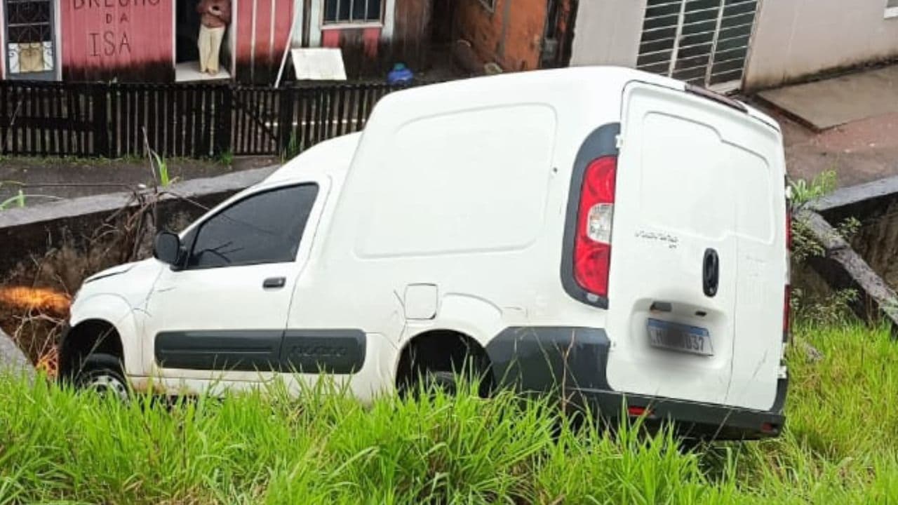 Mais um carro sai de pista na Av. Visconde de Taunay em PG