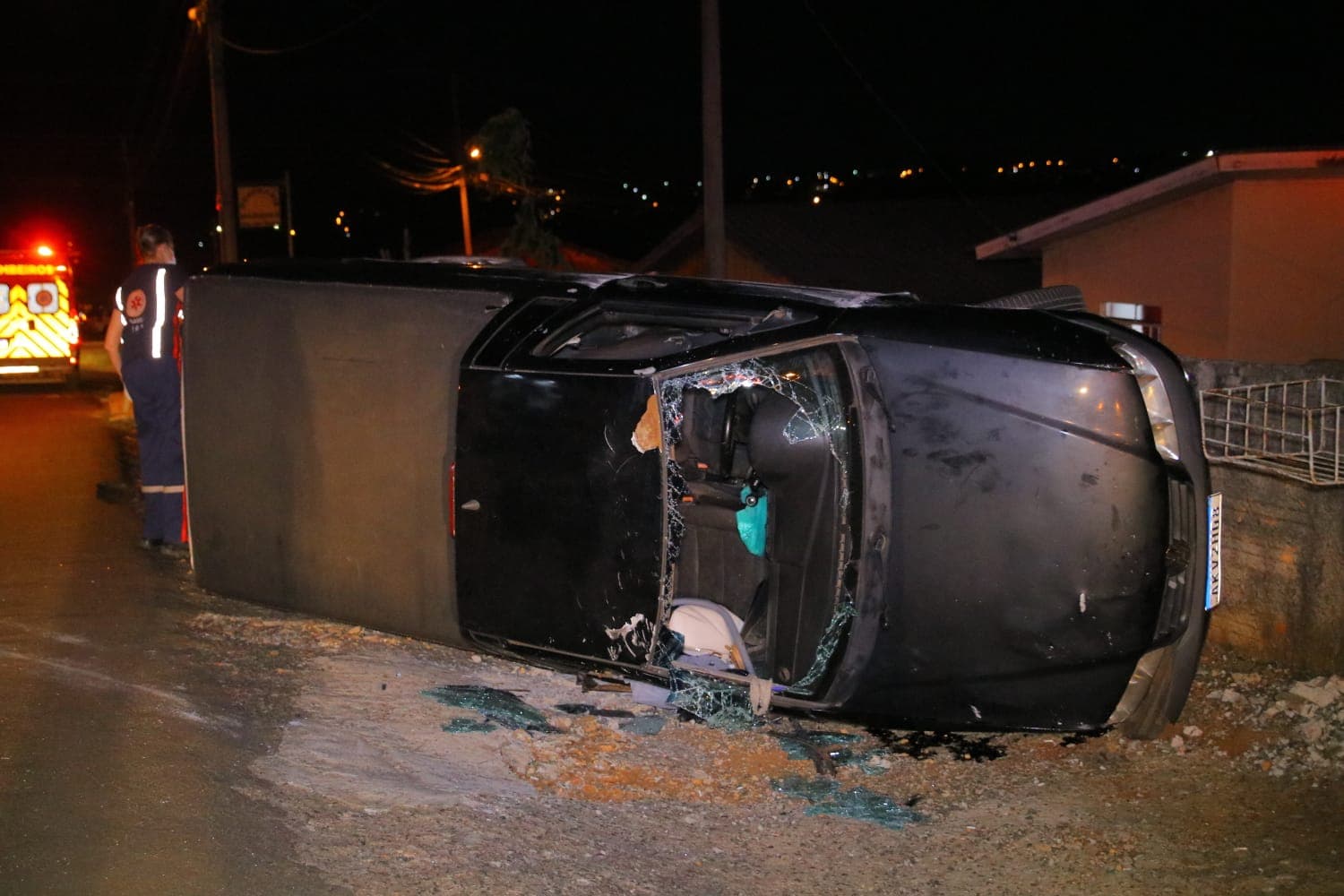Caminhonete capota após colidir com veículo estacionado em bairro de PG