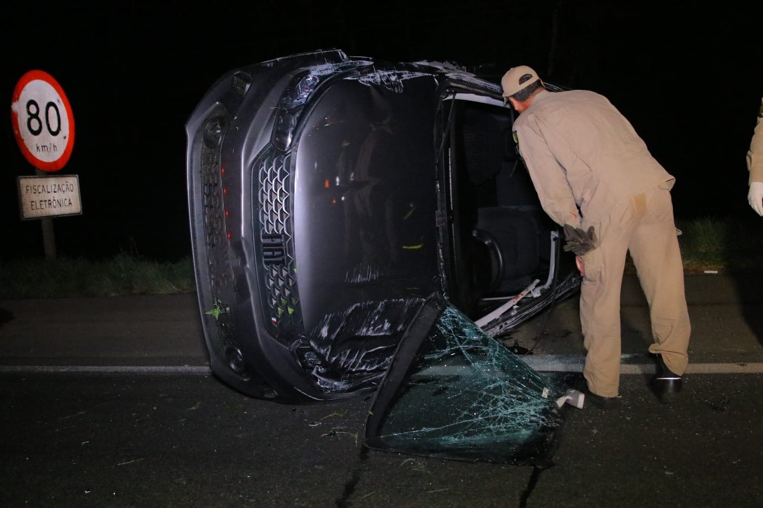 Família fica ferida após motorista dormir e capotar veículo em rodovia de PG