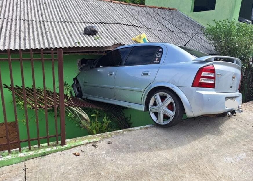 Veículo dispara em descida e colide com muro de residência em Carambeí