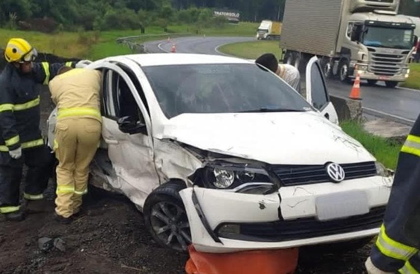 Carro capota e deixa quatro feridos próximo a ‘Curva da Morte’ em Carambeí