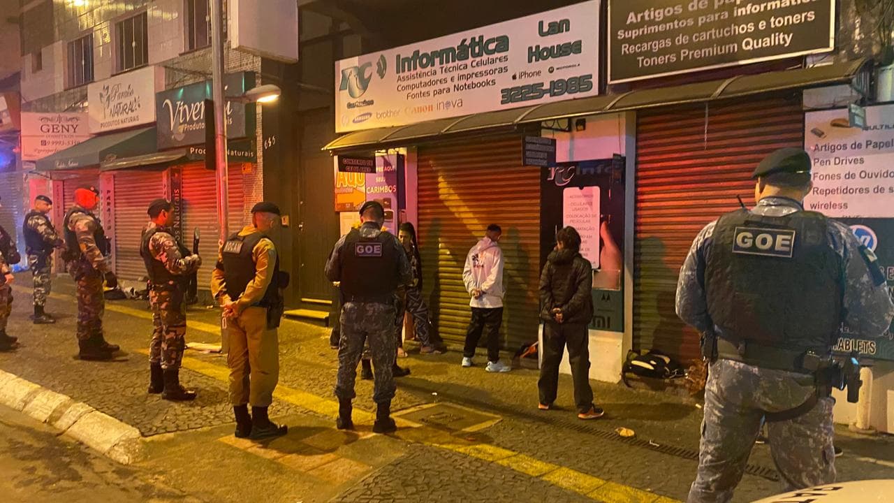 Operação conjunta de segurança fiscaliza estabelecimentos e prende uma pessoa em PG