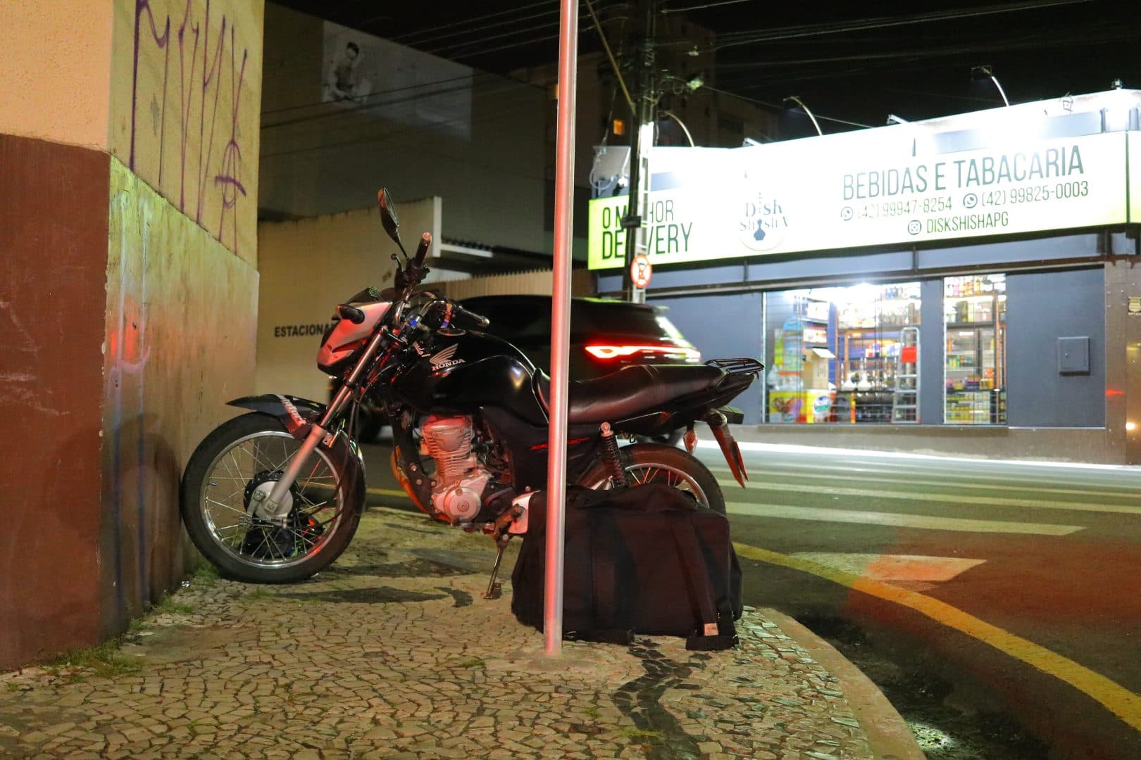 Motociclista bate em parede de colégio após acidente no centro de PG