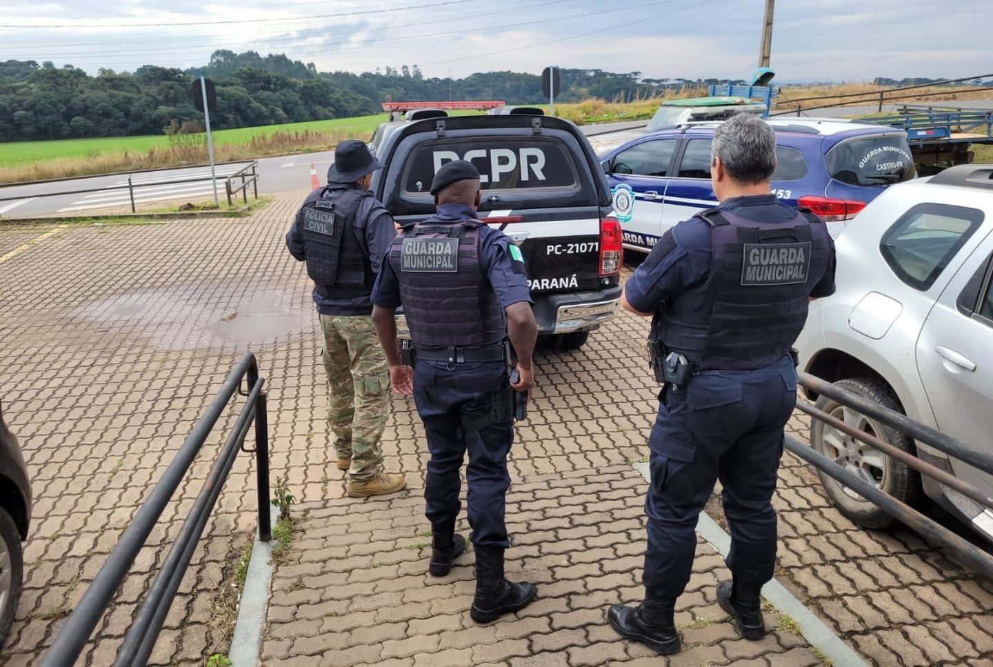 Indivíduo entra na casa do vizinho, estupra adolescente e é preso em Castro