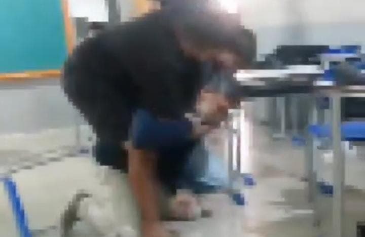 Aluno dá golpe de ‘mata-leão’ em professor dentro de colégio no Paraná. Veja vídeo