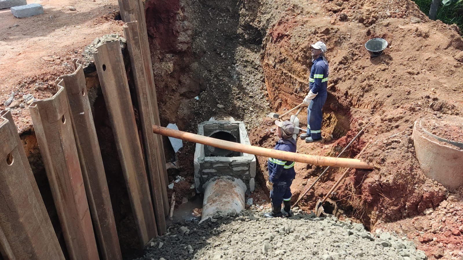 Conserto de galeria pluvial e aterro na Rua José Lins do Rego_SMSP 1