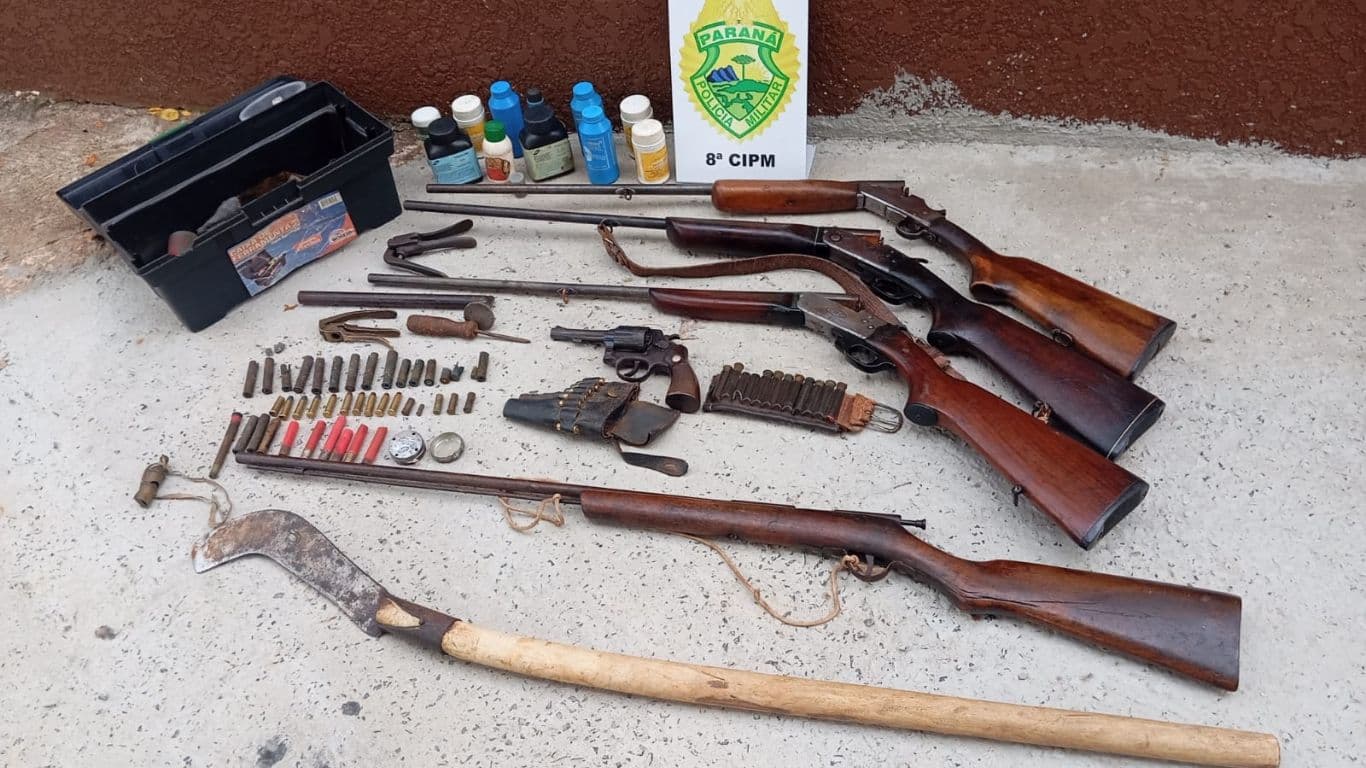 Homem é preso em Ivaí por ameaçar filha com foice e esconder arsenal de armas