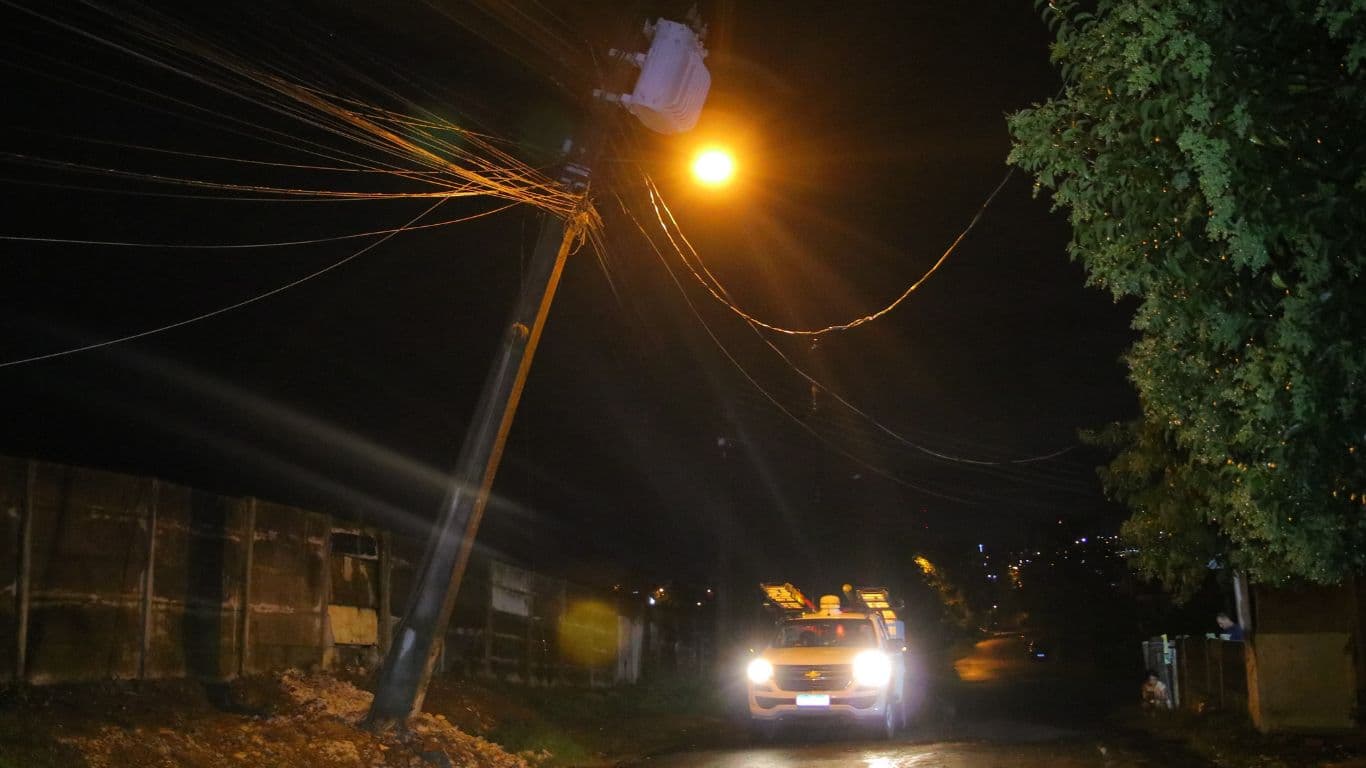 Poste inclinado ameaça casas e preocupa moradores em bairro de PG