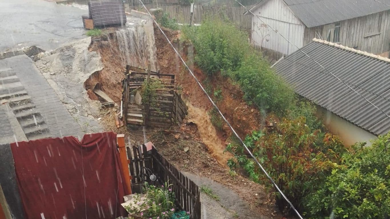 Moradores reclamam de buraco em final de rua na região Central de Ponta Grossa e cobram providências da Prefeitura