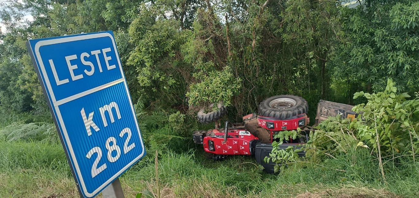 Trabalhador morre em capotamento de trator na PR-151, em Castro