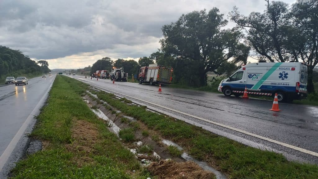 Trabalhador morre em capotamento de trator na PR-151, em Castro