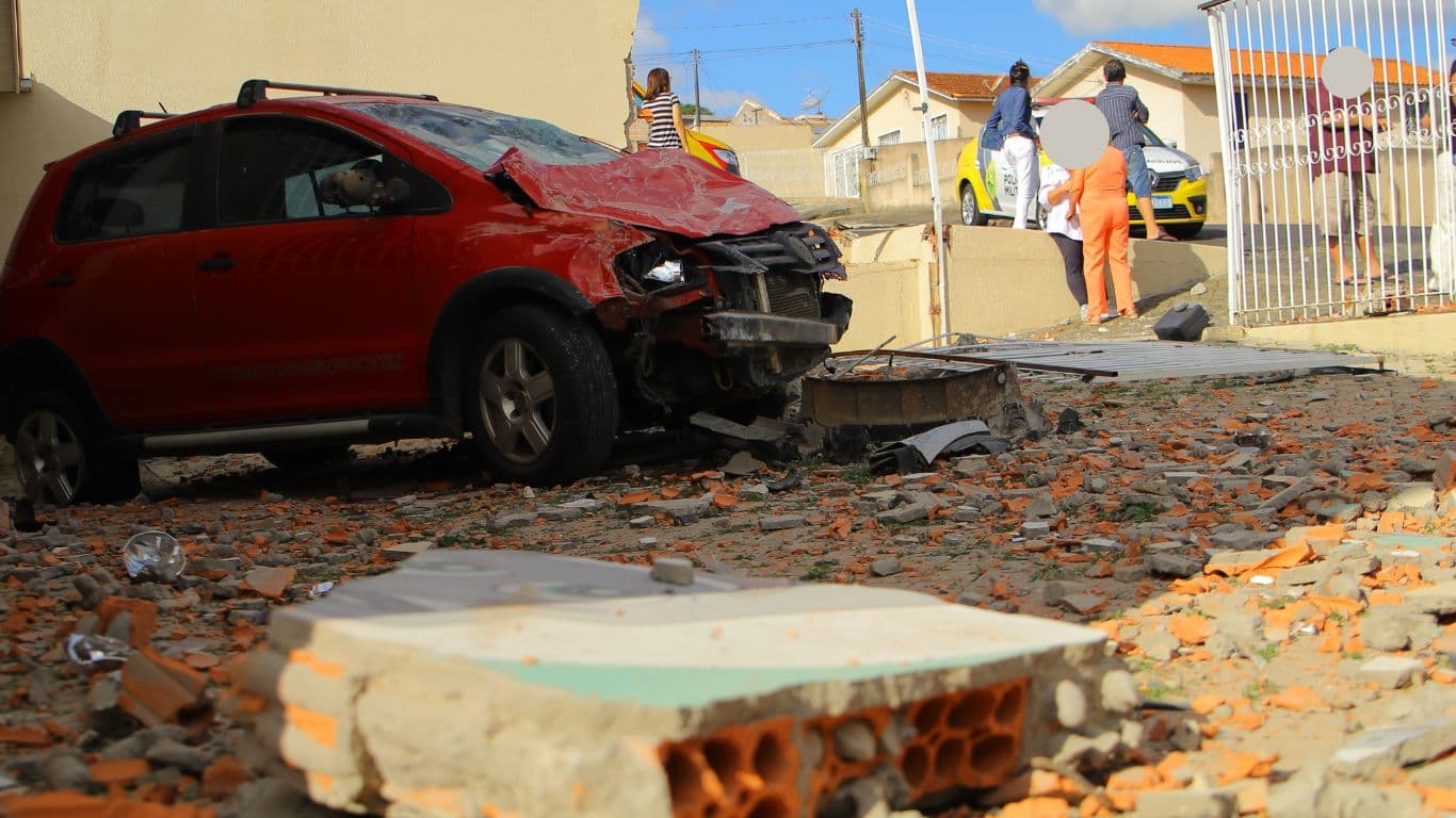 Condutor embriagado colide contra muro de residência 01