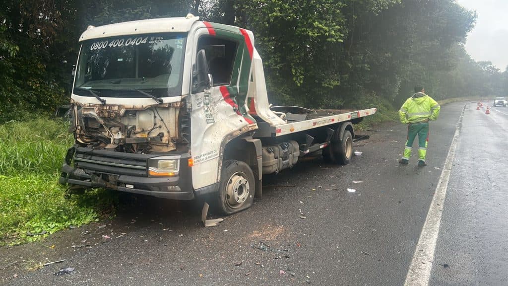 Caminhão guincho do DER é atingido por outro veículo na BR-376, em Tibagi