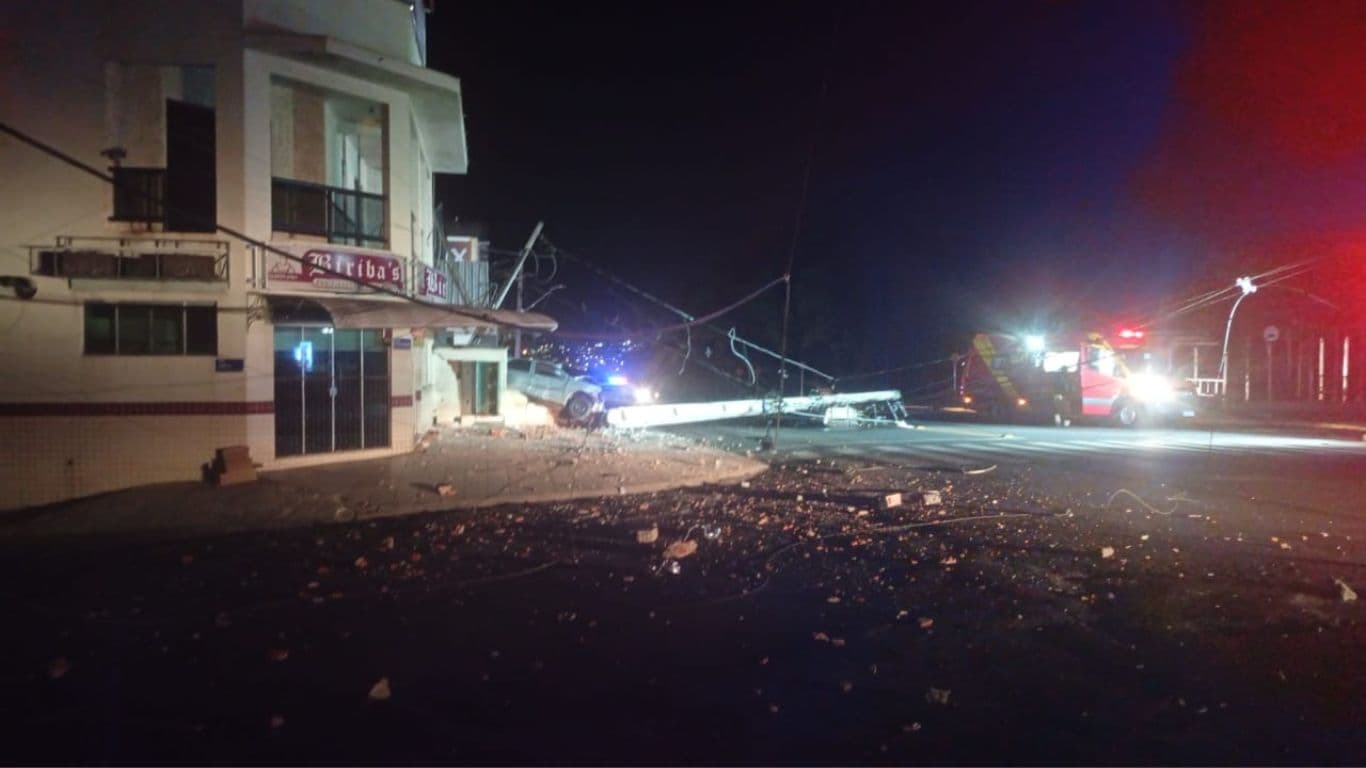 Veículo colide com poste em alta velocidade e deixa parte de Jaguariaíva sem energia