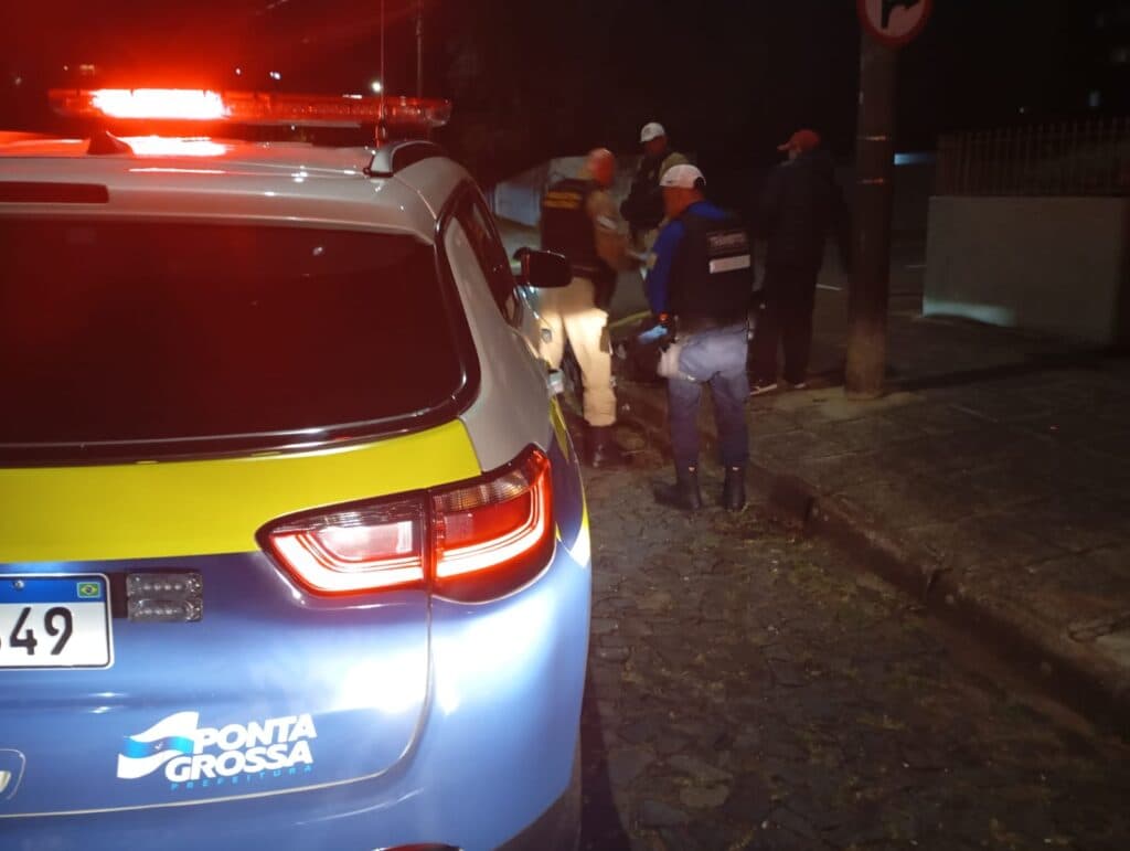 Motociclista avança sinal, foge e acaba detido em Ponta Grossa