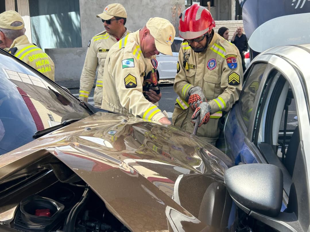 Corpo de Bombeiros atende acidente entre Duster e Argo no Centro de Ponta Grossa